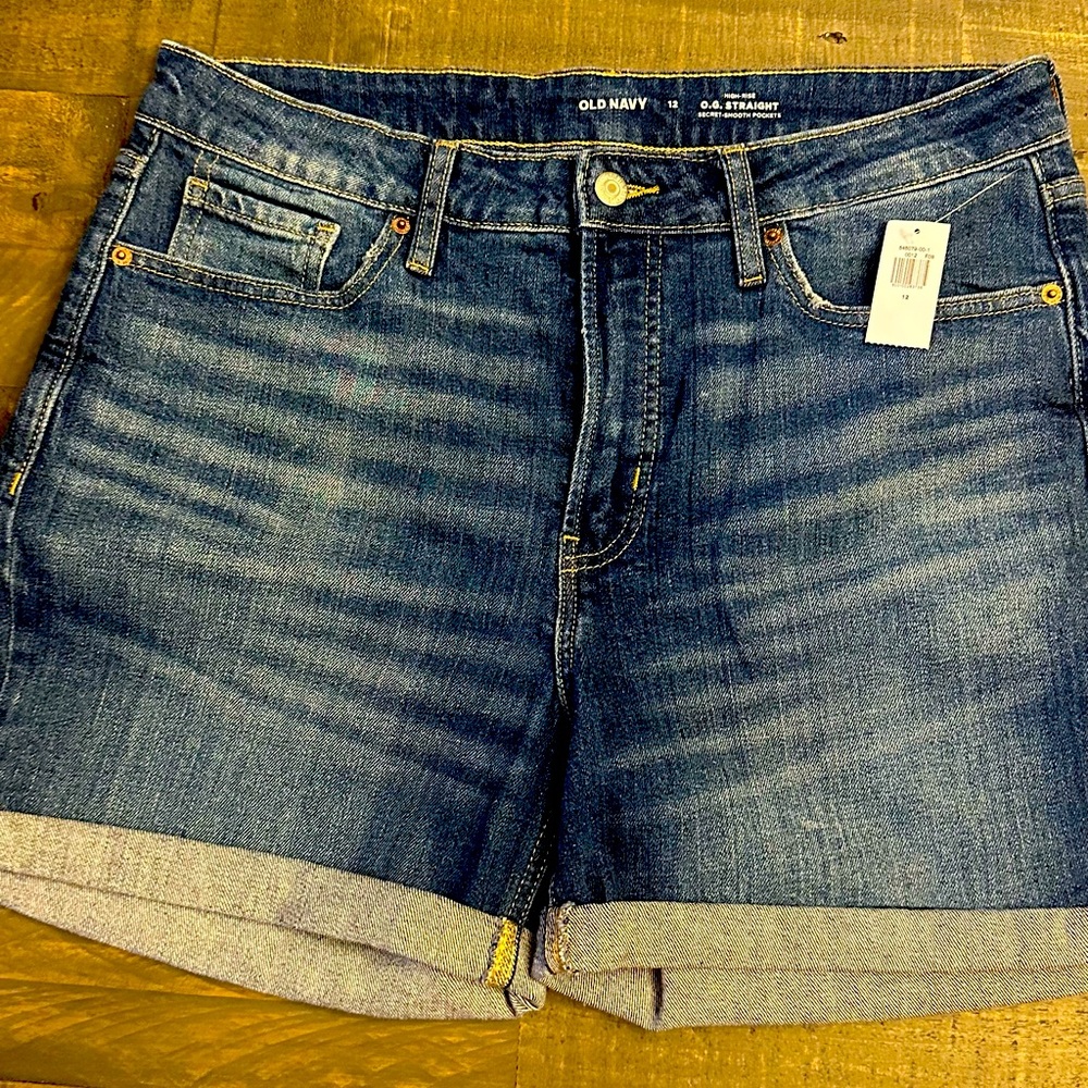 Old Navy stretch shorts 4 inch size 12